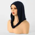 Copricapo blu navy in maglia elasticizzata drappeggiato su un manichino, con sfondo bianco - 30*42cm / Blu navy