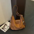 Mit Anhänger / Braun