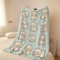 Couverture bleu clair suspendue au-dessus d’un lit, ornée de rangées de petits chiens blancs dessinés - Caniche Frisé Bleu Clair (FMTA034902) / 60x40cm
