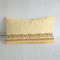 Kissenhülle flach gezeigt, mit orangefarbenen Punkten, brauner Spitze und karierter Kante. - 50x30cm (Nur Kissenbezug) / Cremegelb (Polka-Punkt Bogen)