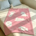 Roze deken op een bed, met witte cartoonpuppy’s en kleine decoratieve opschriften - Roze Cartoon Hond (FMTA177205)