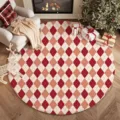 Runder Teppich mit rotem, cremefarbenem und hellorangem Rautenmuster vor Kamin und Weihnachtsbaum - 40x40cm / Rot Beige Orange Rauten (FYDA011001)