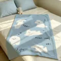Lichtblauwe deken met witte puppyprints ligt op een bed in een zonnige, knusse slaapkamer - Lichtblauwe Cartoon Hond (FMTA177207)