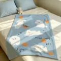 Lichtblauwe zachte deken op een bed, met witte puppyfiguren en oranje stippen - Hemelblauwe Cartoon Hond (FMTA177208)