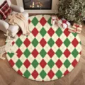 Runder Weihnachtsteppich mit rot-grün-cremefarbenem Rautenmuster im gemütlichen Wohnzimmer - Grün Rot Weiß Rauten (FYDA011005)