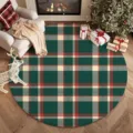 Runder Weihnachtsteppich mit grünem, rotem und cremefarbenem Karomuster neben Baum und Kamin - Grüne Basis Rauten (FYDA011006)