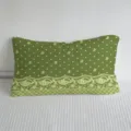 Rechteckiger Kissenbezug in Olivgrün mit hellgelben Punkten, kleinen Schleifen, Spitze und Karoborte - 50x30cm (Nur Kissenbezug) / Olivgrün (Polka-Punkt Bogen)