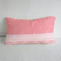 Rechteckiges rosa Kissen mit gelben Punkten und Schleifen, weißer Spitze und rosa Karomuster - Rosa (Polka-Punkt Bogen)