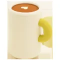 Cremeweißer Tassenwärmer mit gelbem Rundhenkel und weißem Herz auf dem Getränk - Beige