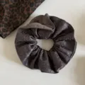 Primer plano de un coletero fruncido gris marrón con estampado de leopardo y elástico interior visible - Coletero Cintura Fina Gris