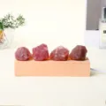 Lámpara nocturna con cuatro cristales rosas en bruto sobre una base de madera clara y cable USB visible - Cuarzo Fresa