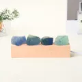Lámpara nocturna con cuatro cristales naturales de fluorita azul verdosa sobre base de madera clara con USB - Fluorita Azul Verde