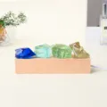 Luz nocturna efecto cristal multicolor, piedras azules, verdes y ámbar sobre una base de madera - Vidrio Mezclado