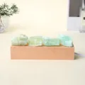 Lámpara nocturna de cristal verde en bruto, con cuatro piedras translúcidas sobre una base de madera USB - Amazonita