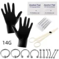 Vista de guantes negros, toallitas con alcohol, agujas de piercing, pinza blanca y joyas de acero - Kit Completo de Piercing Corporal / Juego de 19 Piezas (14G)