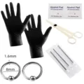 Vista plana: guantes de nitrilo, toallitas con alcohol, pinza, agujas y anillos de acero de 8 mm - Grupo de Herramientas de Abrazadera Curva / Juego de 9 Piezas (14G Estilo B)