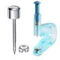 Detalle de un pendiente de cristal, cierre metálico y perforador de orejas azul translúcido desechable - Pistola de Perforación Clara (Estilo F)