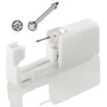 Primer plano de un perforador de oreja blanco desechable y pendiente plateado con piedra clara - Perforador de Oreja Desechable (Estilo D)