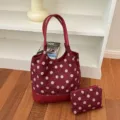 Bordeauxrode fluwelen shopper met crèmekleurige stippen, rode handvatten en bijpassend tasje - Bordeauxrood