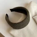 Gros plan sur le tissu pied-de-poule olive et beige texturé et la doublure noire du serre-tête - Serre-tête Large / Vert Abricot