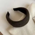 Gros plan sur le serre-tête tissé brun foncé, sa texture fine et sa doublure intérieure noire - Serre-tête Large / Marron