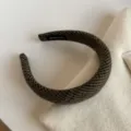Gros plan sur un serre-tête à carreaux brun-vert, à texture tissée fine et étiquette intérieure - Serre-tête Étroit / Vert Abricot