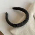 Gros plan sur la texture tissée gris foncé et la forme courbe et rembourrée du serre-tête - Serre-tête Étroit / Noir et Gris