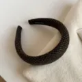 Gros plan sur la texture en maille brun-gris du serre-tête et son marquage intérieur HANDMADE - Serre-tête Étroit / Marron