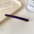 Barrette violette mate avec pince métallique dorée, présentée à l’horizontale sur un fond neutre - Violet