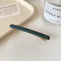 Barrette minimaliste vert mat avec pince en métal doré, présentée sur un fond neutre - Vert Gris