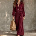 Vue en pied du velours côtelé bordeaux, col boutonné, taille élastique et jambes larges - S / Bordeaux