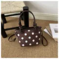 Borsa marrone effetto suede a pois bianchi, con manici e tracolla rimovibile su tappeto - senza ciondolo / Caffè