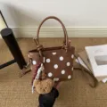 Minibolso marrón de lunares blancos, con asas, correa al hombro y un colgante de osito de peluche - Con Colgante / Marrón