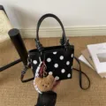 Bolso negro efecto ante con lunares blancos, asas, correa al hombro y colgante de osito - Con Colgante / Negro