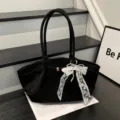 Bolso de tela negra con asas largas, lazo blanco de encaje y perlas, y cierre metálico - Con Bufanda / Negro