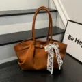 Bolso marrón efecto ante, con asas dobles, cierre metálico y lazo decorativo de encaje blanco - Con Bufanda / Marrón