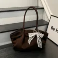 Bolso marrón de tejido suave y fruncido, con asas largas, lazo de encaje y detalles de perlas - Con Bufanda / Café