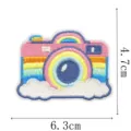 Roze geborduurde camera-applicatie met regenbooglens, wolkenrand en zichtbare maatlijnen - Roze Regenboog Camera (9344-3)