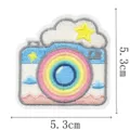 Close-up van een geborduurde camerapatch van 5,3 cm met regenbooglens, wolk en gele sterren - Ster Wolk Camera (9344-7)