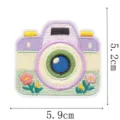 Pastelkleurige geborduurde camerapatch met blauwe lens en bloemen, formaat 5,9 × 5,2 cm - Bloem Camera (9344-9)