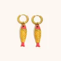 Dettaglio di orecchini a pesce con cerchi dorati, squame gialle e testa e coda smaltate rosa - Stile Pesce Rosa Giallo (E8279-3) / Oro