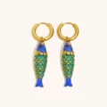 Paio di cerchi dorati con pendenti a pesce smaltati blu e verdi, squame in rilievo e occhi neri - Stile Pesce Blu Verde (E8279-2) / Oro