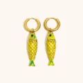 Coppia di orecchini a pesce con squame smaltate gialle, cerchi dorati e pinne verdi - Stile Pesce Giallo Verde (E8279-1) / Oro