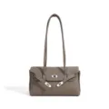 Bolso bandolera de cuero topo texturizado, con cierre giratorio plateado y dos correas largas - Gris elefante