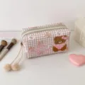 Rosa karierte Kosmetiktasche mit gesticktem Teddybär, Reißverschluss und baumelnden Pompons - Kaffee