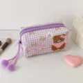 Lila kariertes Täschchen mit gesticktem Teddybär, zwei Reißverschlüssen und Kugelzügen - Lila