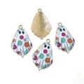 Quatre breloques en forme de fantôme, à motifs floraux et de toile d’araignée; dos doré visible - Fantôme avec Fleurs et Toile d'Araignée (AL4-63) / 30x19mm / Blanc