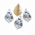 Quatre breloques fantômes émaillées, décorées de boissons colorées, avec un dos doré texturé - Fantôme avec Thé au Lait et Chauve-Souris (AL4-64) / 30x19mm / Blanc