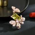 Broche en oro rosa con dos abejas, una gema rectangular amarillo verdosa y brillantes claros - Doble Abeja Oro Rosa / Citrino Incrustado