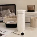 Tazza crema con conchiglie bianche e coperchio effetto ceramica, tra libri e decorazioni - 220ml / Bianco Chiaro di Luna (Semplice)